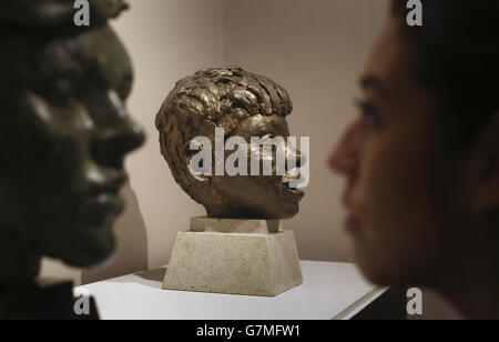 Un visiteur regarde les sculptures de l'exposition Babies and Bloomsbury, qui présente 22 bronzes de bébés et d'enfants de Sir Jacob Epstein, qui sont présentés pour la première fois au Foundling Museum de Londres. Banque D'Images