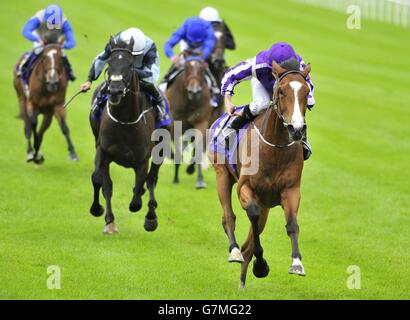 Minding monté par jockey Ryan Moore gagne la mer les étoiles de Pretty Polly Stakes au cours de la troisième journée du Dubai Duty Free Derby irlandais Festival au Curragh Hippodrome, France. Banque D'Images