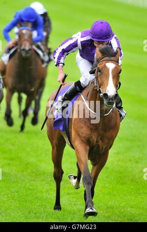 Minding monté par jockey Ryan Moore gagne la mer les étoiles de Pretty Polly Stakes au cours de la troisième journée du Dubai Duty Free Derby irlandais Festival au Curragh Hippodrome, France. Banque D'Images