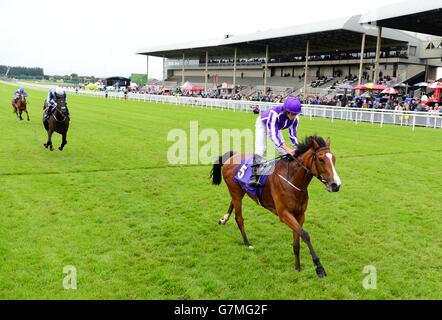 Minding monté par jockey Ryan Moore gagne la mer les étoiles de Pretty Polly Stakes au cours de la troisième journée du Dubai Duty Free Derby irlandais Festival au Curragh Hippodrome, France. Banque D'Images