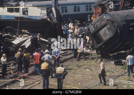 Secouristes dans l'épave du train express Euston-Glasgow de Londres, qui s'est écrasé à l'approche de la station Trent Valley de Nuneaton. Banque D'Images