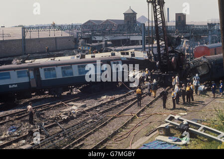 Une grue levant l'une des voitures qui a été épatée après l'écrasement du train London Euston-Glasgow Express à l'approche de la station Trent Valley de Nuneaton. Banque D'Images