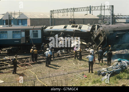 Secouristes dans l'épave du train express Euston-Glasgow de Londres, qui s'est écrasé à l'approche de la station Trent Valley de Nuneaton. Banque D'Images