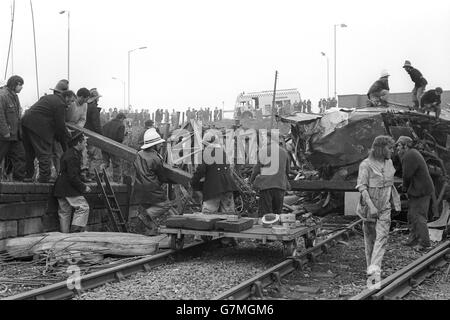 Les secouristes de l'épave après l'écrasement du train express Euston-Glasgow de Londres à l'approche de la station Trent Valley de Nuneaton. Banque D'Images