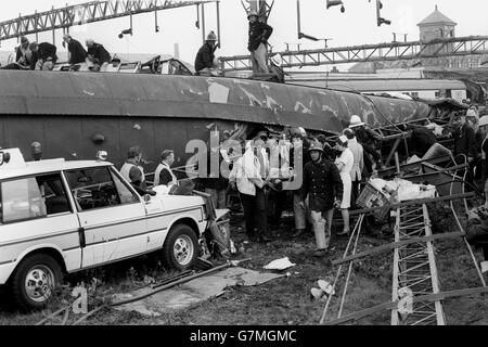 Les secouristes de l'épave après l'écrasement du train express Euston-Glasgow de Londres à l'approche de la station Trent Valley de Nuneaton. Banque D'Images