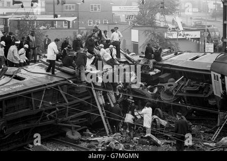 Des secouristes au milieu de l'épave après l'écrasement du train express Euston-Glasgow à l'approche de la station Trent Valley de Nuneaton. Banque D'Images