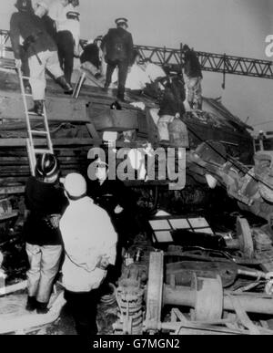 Les secouristes sur les lieux du train-couchette interurbain qui ont sauté la piste à l'approche de la station Trent Valley de Nuneaton. Banque D'Images