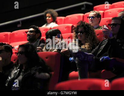 Jameela Jamil et Ella Eyre assistent au lancement du tout premier cinéma 4DX du Royaume-Uni, une expérience cinématographique révolutionnaire qui stimule les cinq sens, au Cineworld Milton Keynes. APPUYEZ SUR ASSOCIATION photo. Date de la photo : jeudi 29 2015 janvier. L'auditorium high-tech de Milton Keynes a pris cinq mois au total et comprend 140 sièges plus un écran incurvé de 5,8 m x 10,5 m ; plus grand qu'un bus à impériale. Le crédit photo devrait se lire comme suit : John Phillips/PA Wire Banque D'Images