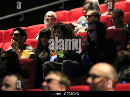 Jameela Jamil et Ella Eyre assistent au lancement du tout premier cinéma 4DX du Royaume-Uni, une expérience cinématographique révolutionnaire qui stimule les cinq sens, au Cineworld Milton Keynes. APPUYEZ SUR ASSOCIATION photo. Date de la photo : jeudi 29 2015 janvier. L'auditorium high-tech de Milton Keynes a pris cinq mois au total et comprend 140 sièges plus un écran incurvé de 5,8 m x 10,5 m ; plus grand qu'un bus à impériale. Le crédit photo devrait se lire comme suit : John Phillips/PA Wire Banque D'Images