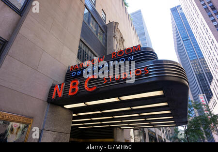 Le chapiteau sur l'entrée de NBC Studios, Rainbow Room, et le pont d'observation à New York City Banque D'Images