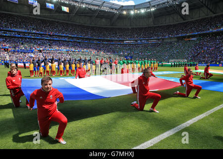 Les mascottes arborent le drapeau français avant le match de 16 au Stade de Lyon. APPUYEZ SUR ASSOCIATION photo. Date de la photo: Dimanche 26 juin 2016. Voir PA Story FOOTBALL France. Le crédit photo devrait se lire comme suit : Nick Potts/PA Wire. Banque D'Images