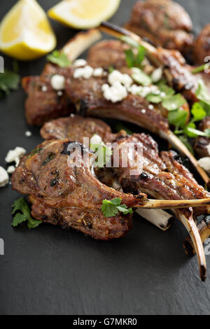 Les côtelettes d'agneau aux herbes et au feta Banque D'Images