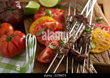 Bavette de boeuf en brochettes avec des tomates Banque D'Images