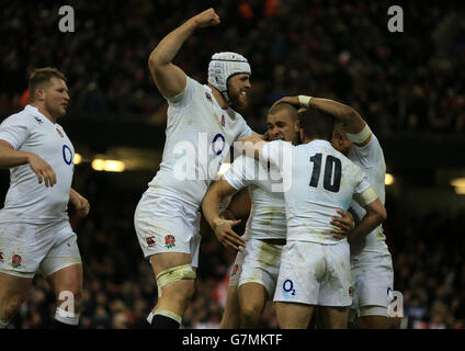 Rugby Union - 2015 RBS six Nations - pays de Galles / Angleterre - Millennium Stadium. Jonathan Joseph, en Angleterre, fête son essai Banque D'Images