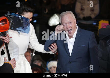 Keith Chegwin est rencontré par l'hôte Emma Willis alors qu'il est expulsé de la maison Big Brother de Celebrity lors de la dernière série du programme Channel 5, à Elstree Studios à Borehamwood. Banque D'Images