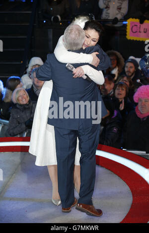 Keith Chegwin est rencontré par l'hôte Emma Willis alors qu'il est expulsé de la maison Big Brother de Celebrity lors de la dernière série du programme Channel 5, à Elstree Studios à Borehamwood. Banque D'Images