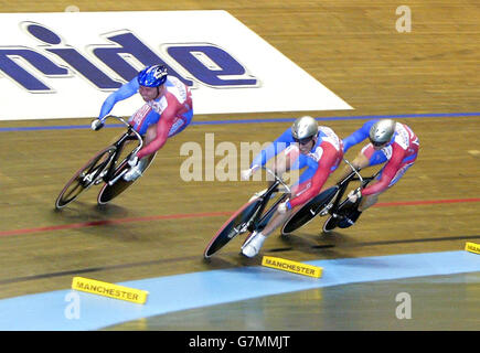 Craig McLean, Jason Queally et Chris Hoy, en Grande-Bretagne (de gauche à droite), sur le chemin de la victoire de l'or dans le sprint de l'équipe masculine. Banque D'Images