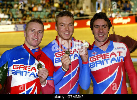 Coupe du monde de cyclisme sur piste - Vélodrome de Manchester.Craig McLean, Chris Hoy et Jason Queally de Grande-Bretagne (de gauche à droite) avec leurs médailles d'or après avoir remporté le sprint de l'équipe masculine. Banque D'Images