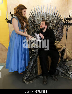 L'acteur John Bradley-West qui joue Samwell Tarly dans la série télévisée Game of Thrones signe des copies du livre pour les fans avec, à l'ouverture de l'exposition Game of Thrones à l'arène O2 à Londres. Banque D'Images