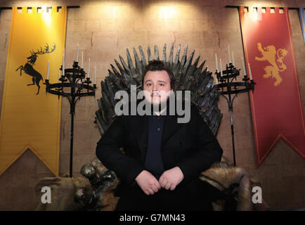 Acteur John Bradley-West qui joue Samwell Tarly dans la série télévisée Game of Thrones, à l'ouverture de l'exposition Game of Thrones à l'arène O2 à Londres. Banque D'Images