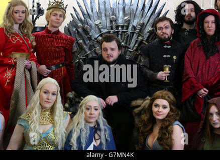 Acteur John Bradley-West (au centre) qui joue Samwell Tarly dans la série télévisée Game of Thrones avec les fans du spectacle, à l'ouverture de l'exposition Game of Thrones à l'arène O2 à Londres. Banque D'Images