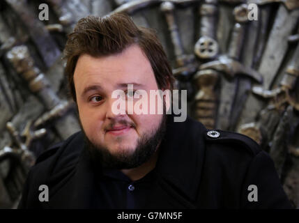 Acteur John Bradley-West qui joue Samwell Tarly dans la série télévisée Game of Thrones, à l'ouverture de l'exposition Game of Thrones à l'arène O2 à Londres. Banque D'Images