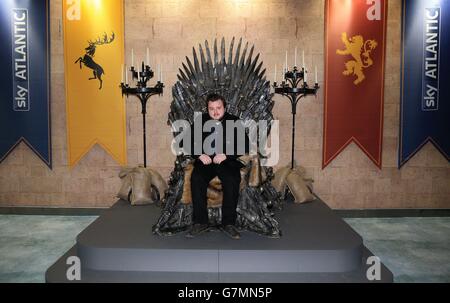 Acteur John Bradley-West qui joue Samwell Tarly dans la série télévisée Game of Thrones, à l'ouverture de l'exposition Game of Thrones à l'arène O2 à Londres. Banque D'Images