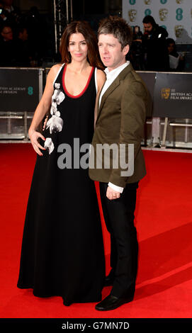 Noel Gallagher et Sara MacDonald assistent aux EE British Academy film Awards à l'Opéra Royal, Bow Street à Londres. APPUYEZ SUR ASSOCIATION photo. Date de la photo: Dimanche 8 février 2015. Voir l'histoire de PA SHOWBIZ BAFTA. Le crédit photo devrait se lire comme suit : Dominic Lipinski/PA Wire Banque D'Images