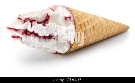 Glaces en cornet gaufré isolé sur le fond blanc. Banque D'Images