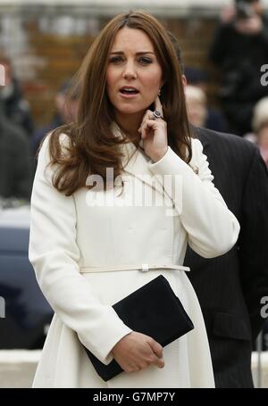 La duchesse de Cambridge arrive sur le site de construction du nouveau siège et centre d'accueil de Ben Ainslie Racing à Portsmouth, Hampshire. Banque D'Images