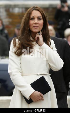 La duchesse de Cambridge arrive sur le site de construction du nouveau siège et centre d'accueil de Ben Ainslie Racing à Portsmouth, Hampshire. Banque D'Images