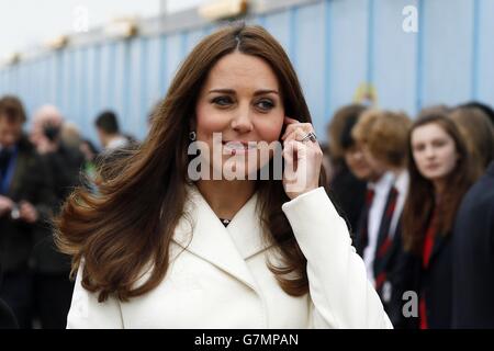 La duchesse de Cambridge sur le site de construction du nouveau siège de Ben Ainslie Racing et du centre d'accueil de Portsmouth, Hampshire. Banque D'Images