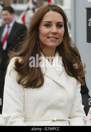 La duchesse de Cambridge visite le site de construction du nouveau siège de course Ben Ainslie et du centre d'accueil de Portsmouth, Hampshire. Banque D'Images