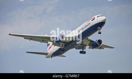 British Airways Boeing 767 G-BZHA débarquant à l'aéroport LHR de Londres-Heathrow Banque D'Images