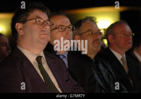 Joe Reilly, candidat de Sinn Fein à l'élection partielle de Meath (de gauche à droite), Gerry Kelly, député de Sinn Fein, Robert Ballagh, artiste, et Martin McGuiness, chef adjoint de Sinn Fein. Banque D'Images