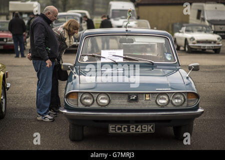 Les gens admirent un cerf-volant au Great Western Autojumble, au champ de foire de Bath & West, dans le Somerset, où les passionnés de voitures se sont réunis pour célébrer les véhicules anciens et classiques. Banque D'Images