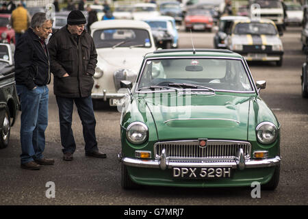 Les gens admirent une voiture classique MG MGB Roadster au Great Western Autojumble, au Bath & West Showground, dans le Somerset, où les passionnés de voitures se sont réunis pour célébrer les véhicules d'époque. Banque D'Images