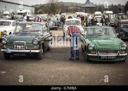 Un homme admire une voiture classique MG MGB Roadster au Great Western Autojumble, Bath & amp, West Showground, Somerset, où les passionnés de voitures se sont réunis pour célébrer les véhicules d'époque. Banque D'Images