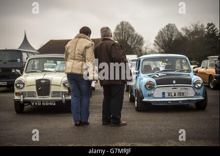 Les gens regardent les voitures classiques au Great Western Autojumble, Bath & amp, West Showground, Somerset, où les passionnés de voitures se sont réunis pour célébrer les véhicules anciens et classiques. Banque D'Images