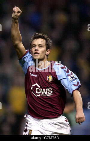 Football - FA Barclay Premiership - Aston Villa / Norwich City - Villa Park.Lee Hendrie d'Aston Villa célèbre son but contre Norwich City. Banque D'Images