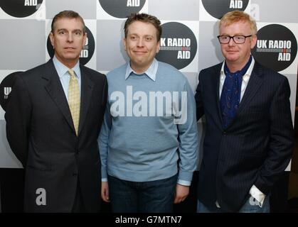 (De gauche à droite) le duc de York, le créateur de radio Aid James Cannon et Chris Evans sont parmi les stars qui participent à une émission de radio pour aider les victimes du tsunami aux studios de radio Capital. Banque D'Images