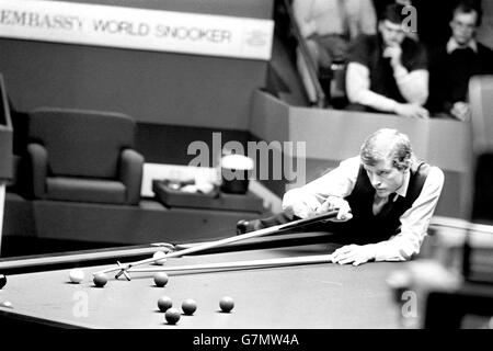 Steve Davis en action lors de la finale du Championnat du monde de Snooker. Banque D'Images