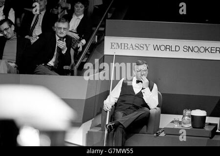 Dennis Taylor lors de la finale du Championnat du monde de Snooker. Banque D'Images