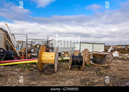 Matériel de stockage de fortune, PEHD et PVC divers type de tuyau pour différents usages au chantier de construction de l'engin warehou Banque D'Images