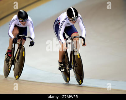 Jessica Varnish (à droite) et Victoria Williamson (à gauche) en Grande-Bretagne lors de la qualification féminine Team Sprint lors des Championnats du monde de cyclisme sur piste UCI au Velodrome National, Saint-Quentin-en-Yvelines, France. Banque D'Images