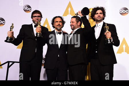 (De gauche à droite) les gagnants du jeu d'écran adapté pour 'Birdman' Nicolas Giacobone, Alejandro G. Inarritu Alexander Dinelaris et Armando Bo, dans la salle de presse du 87e Academy Awards qui s'est tenu au Dolby Theatre à Hollywood, Los Angeles, CA, USA, le 22 février 2015. Banque D'Images