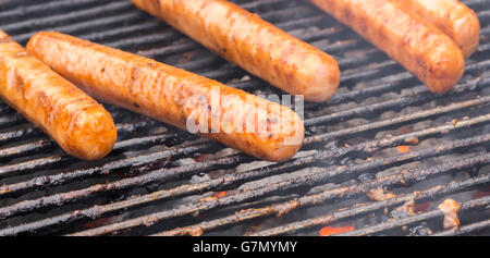 Hot-dogs sur le gril jusqu'à proximité de la grille. Banque D'Images