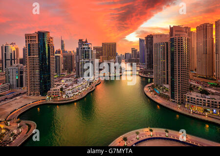 Vue panoramique sur la Marina de Dubaï aux Émirats au coucher du soleil Banque D'Images
