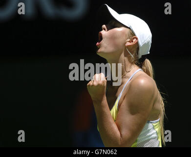 Maria Sharapova, de Russie, célèbre après avoir battu son compatriote Svetlana Kuznetsova Banque D'Images