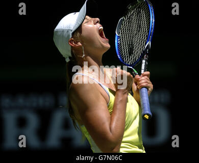 Tennis - Open d'Australie 2005 - finales du quartier des femmes.Maria Sharapova, de Russie, célèbre après avoir battu son compatriote Svetlana Kuznetsova Banque D'Images